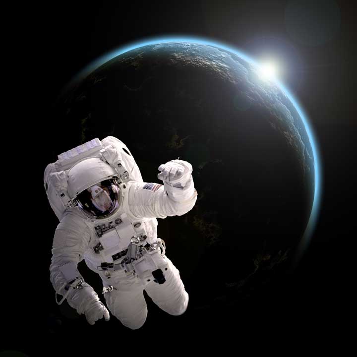 DEFINET Jahresauftakt 2023 Astronaut im Weltall